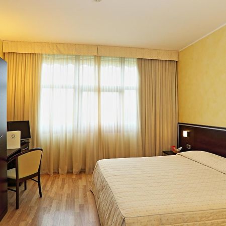 Hotel Visconti Cardano Al Campo Exteriör bild