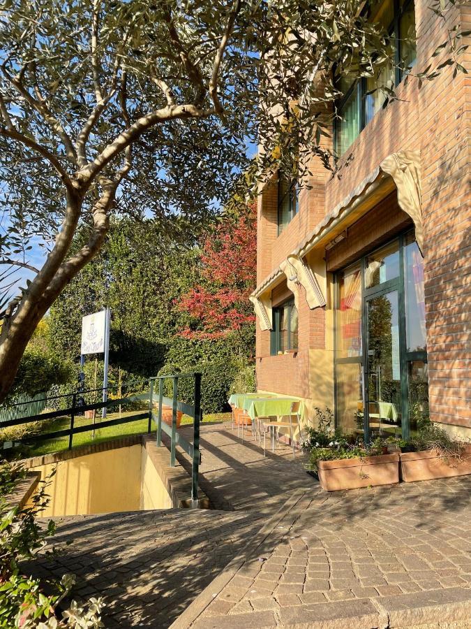 Hotel Visconti Cardano Al Campo Exteriör bild