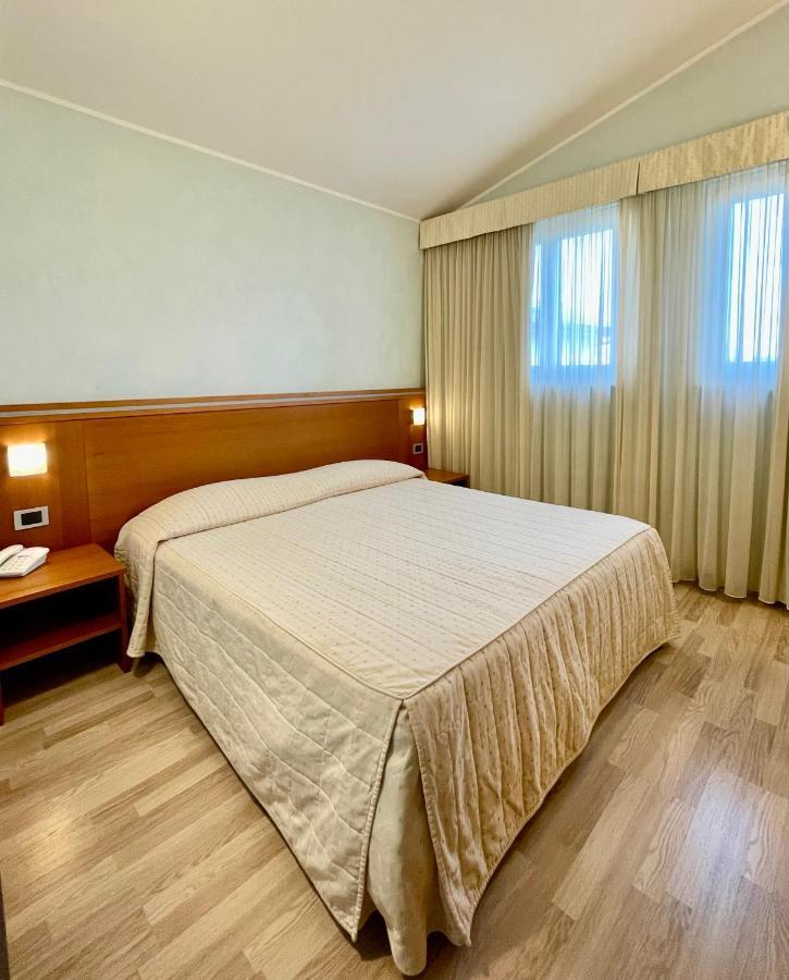 Hotel Visconti Cardano Al Campo Exteriör bild