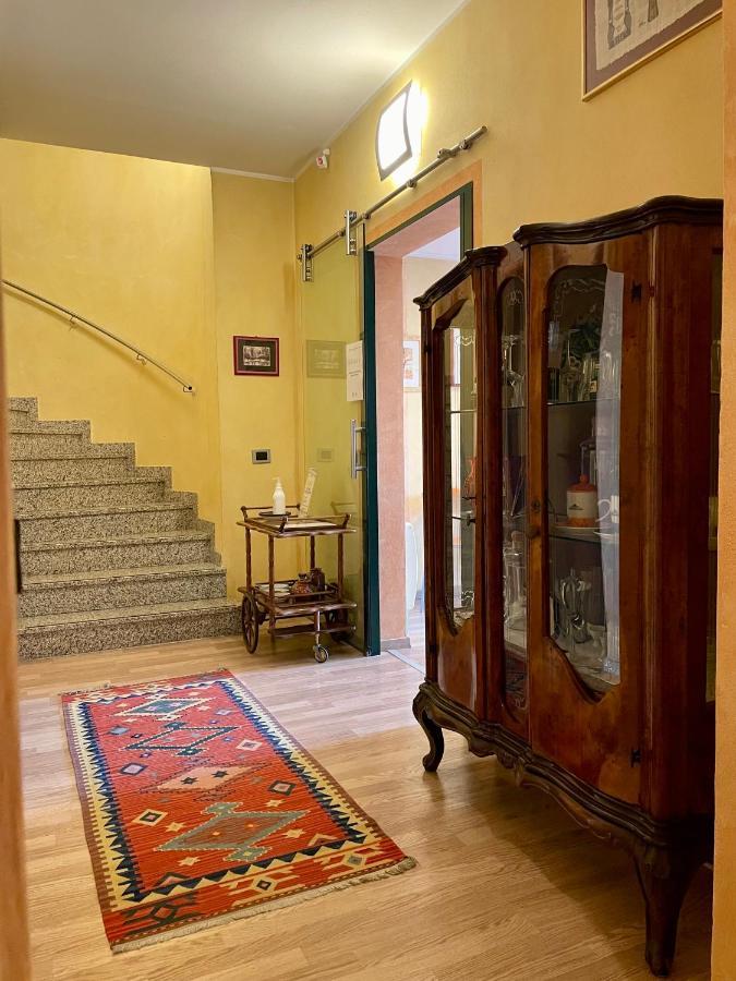 Hotel Visconti Cardano Al Campo Exteriör bild