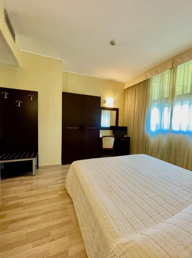 Hotel Visconti Cardano Al Campo Exteriör bild