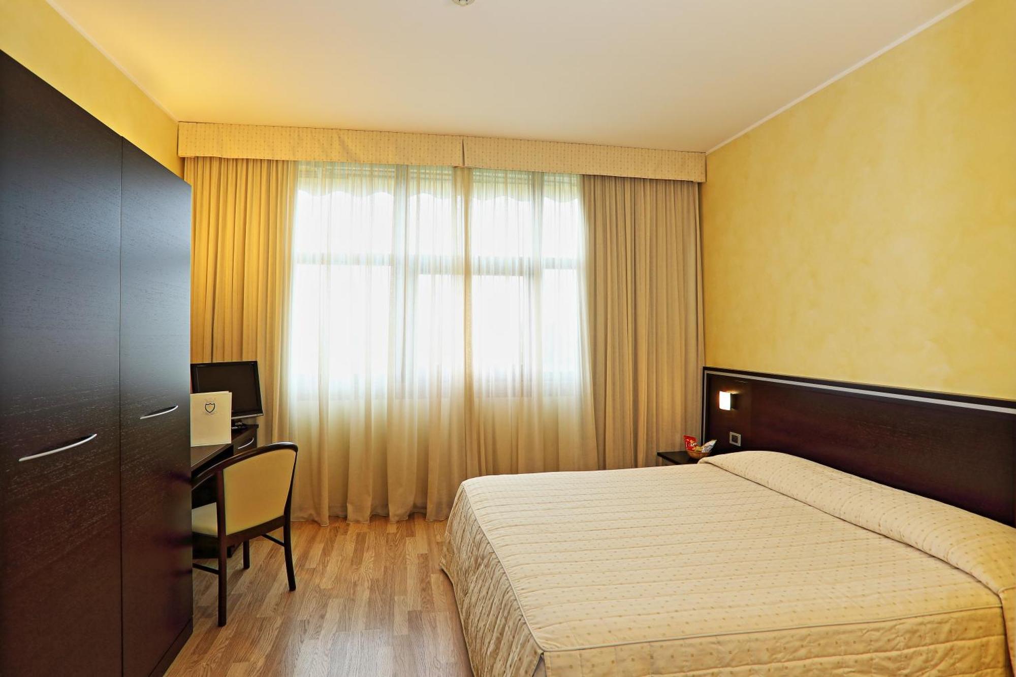 Hotel Visconti Cardano Al Campo Exteriör bild