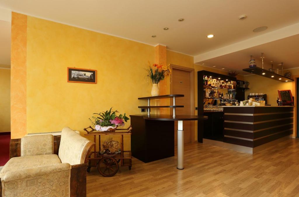Hotel Visconti Cardano Al Campo Exteriör bild