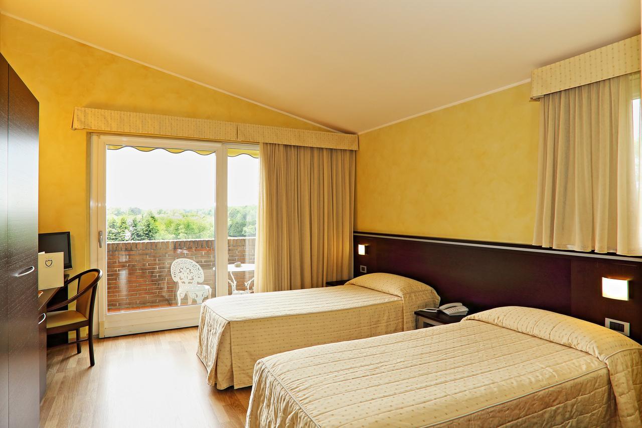 Hotel Visconti Cardano Al Campo Exteriör bild