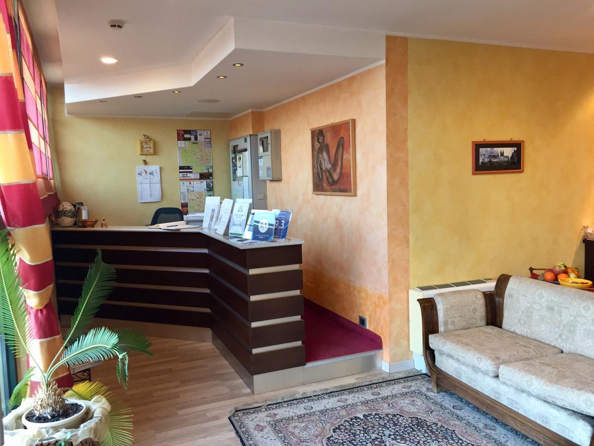 Hotel Visconti Cardano Al Campo Exteriör bild
