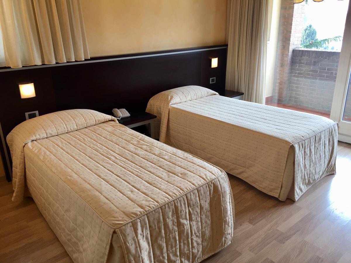 Hotel Visconti Cardano Al Campo Exteriör bild