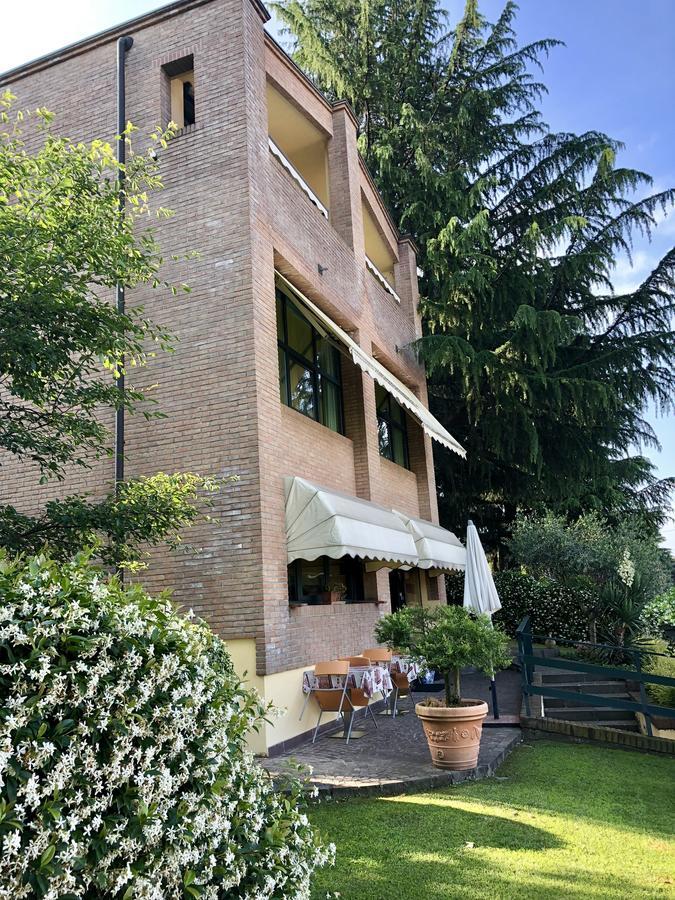 Hotel Visconti Cardano Al Campo Exteriör bild