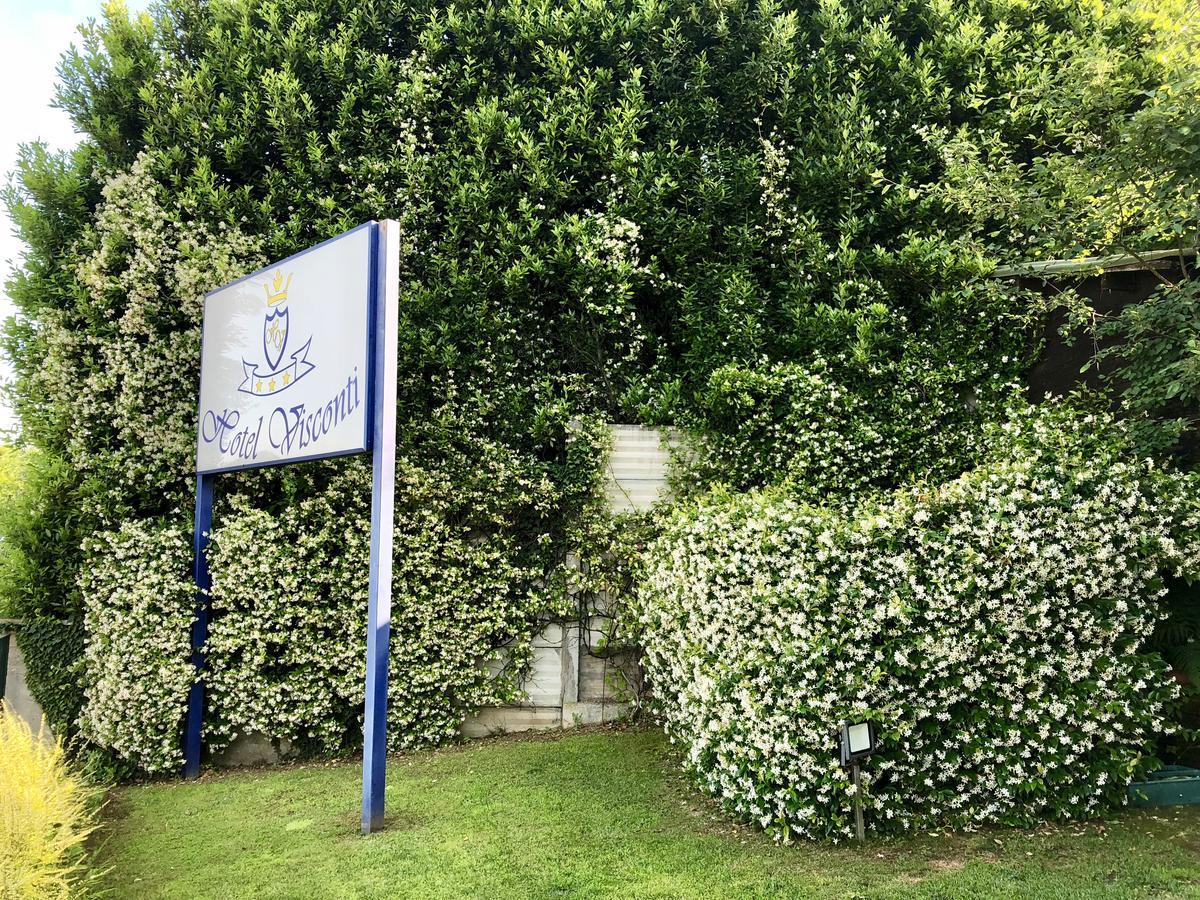 Hotel Visconti Cardano Al Campo Exteriör bild