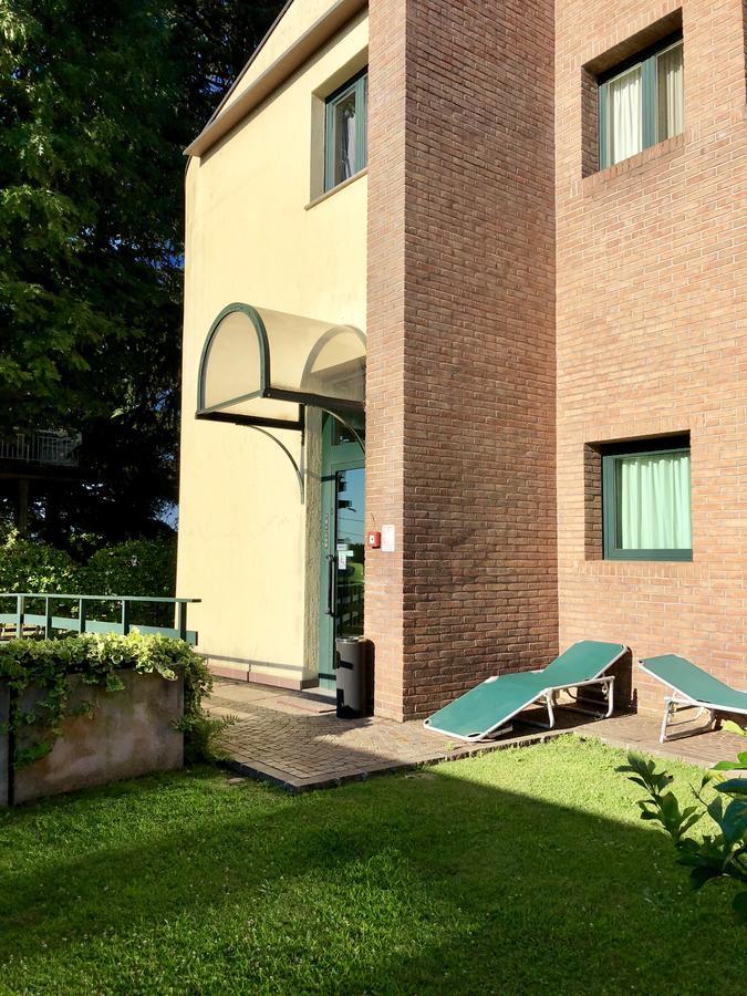 Hotel Visconti Cardano Al Campo Exteriör bild
