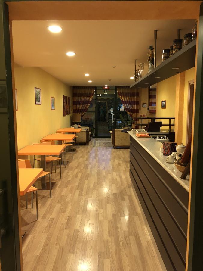 Hotel Visconti Cardano Al Campo Exteriör bild