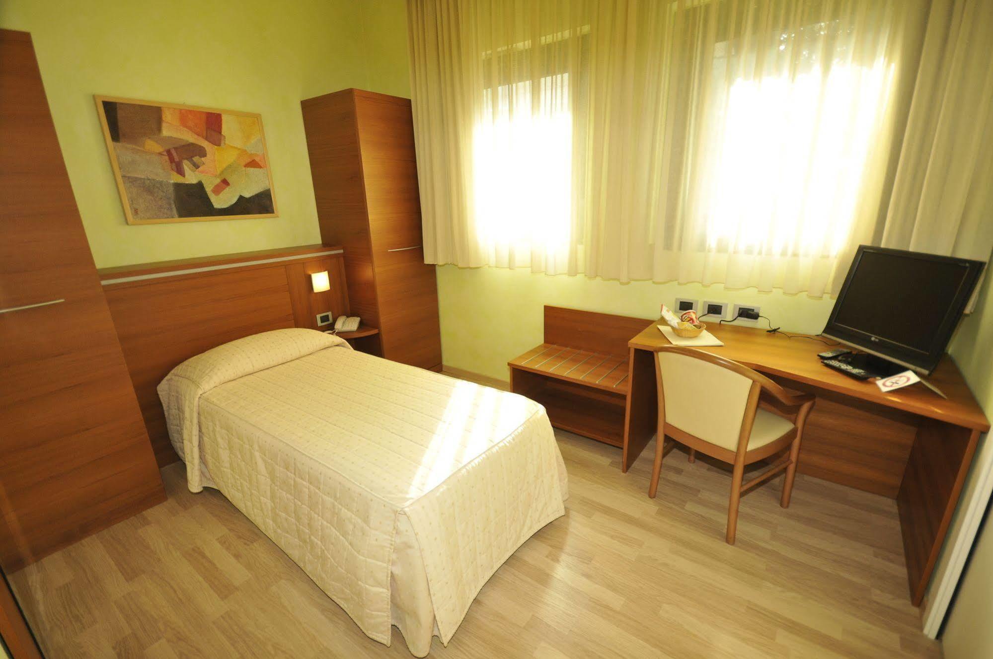 Hotel Visconti Cardano Al Campo Exteriör bild
