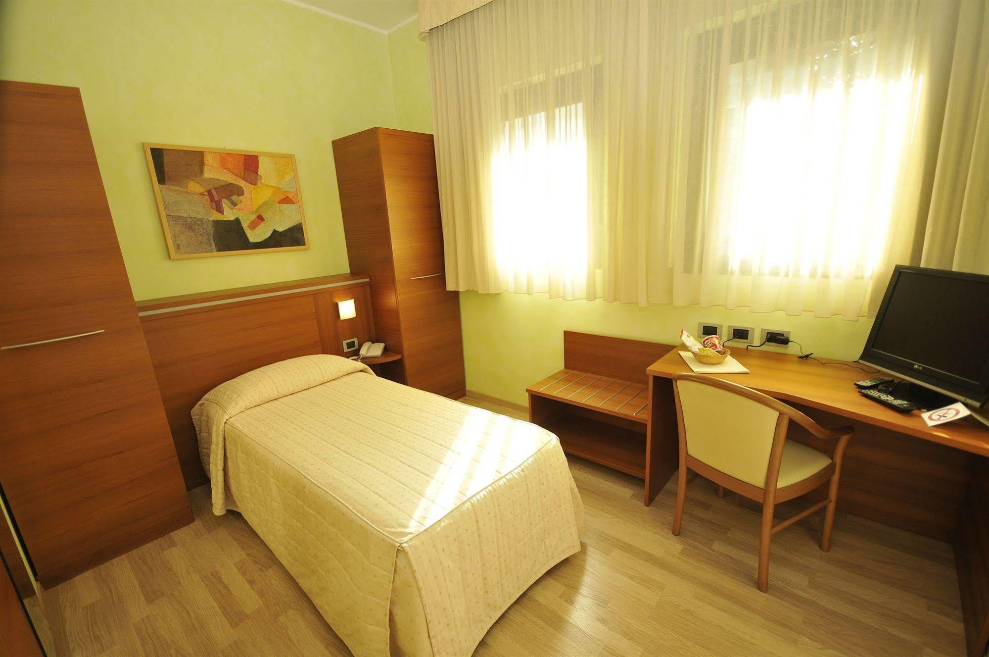 Hotel Visconti Cardano Al Campo Exteriör bild