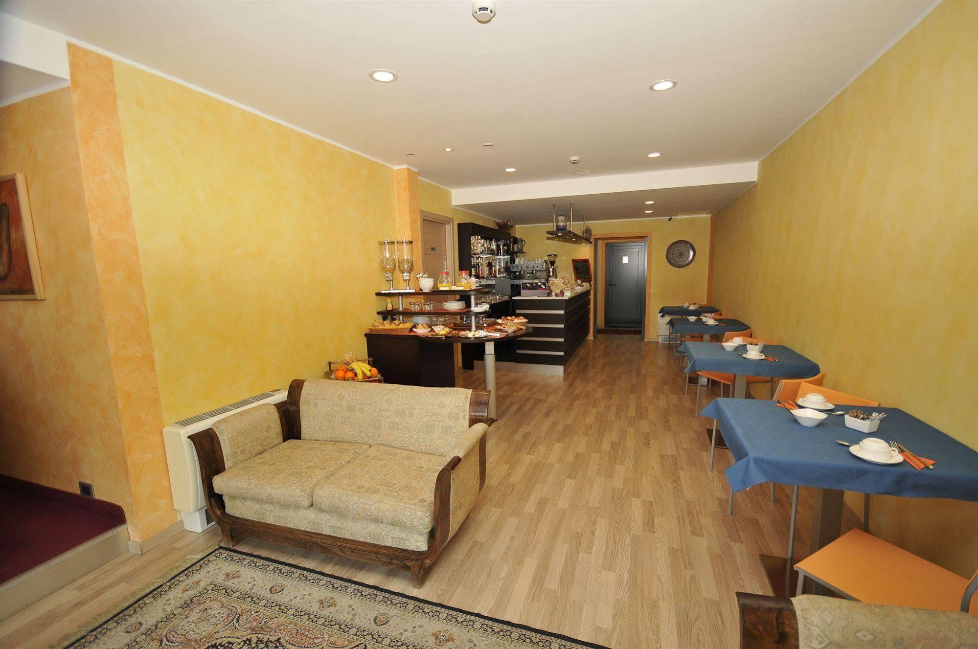 Hotel Visconti Cardano Al Campo Exteriör bild