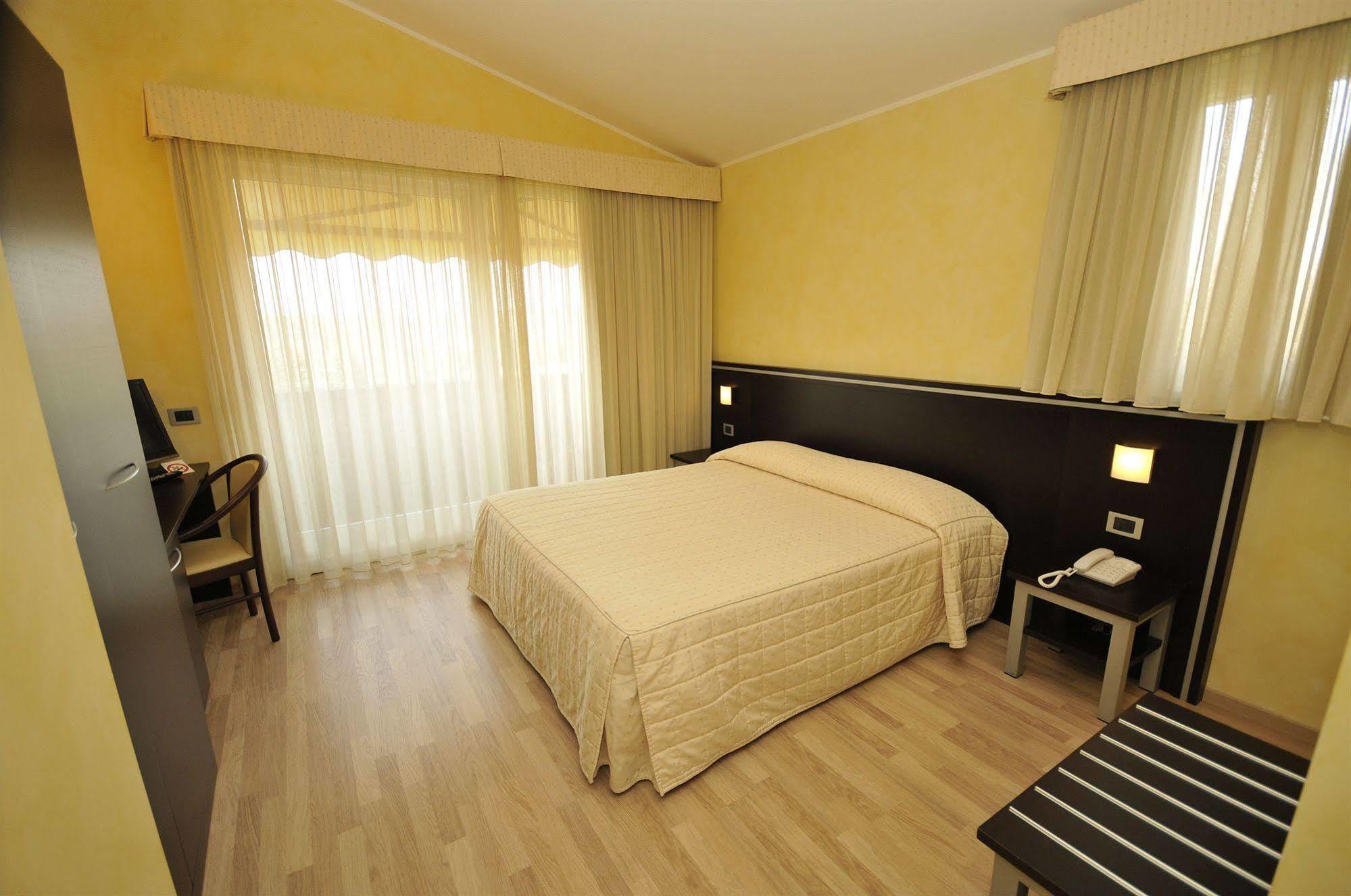 Hotel Visconti Cardano Al Campo Exteriör bild